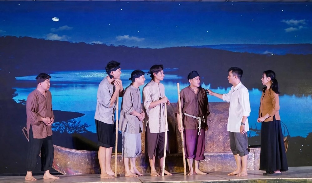 “Con đò của mẹ” đến với đồng bào các dân tộc Mường Ảng - ảnh 1