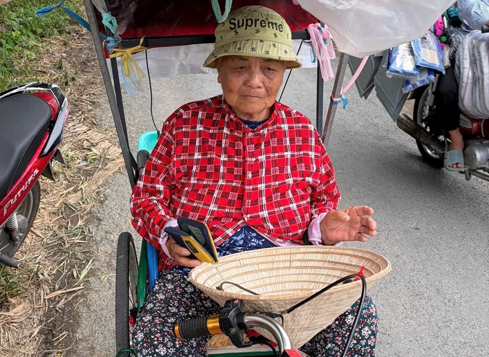 Người bán vé số khuyết tật nhặt được ví tiền, mang đến công an tìm người trả lại - ảnh 1