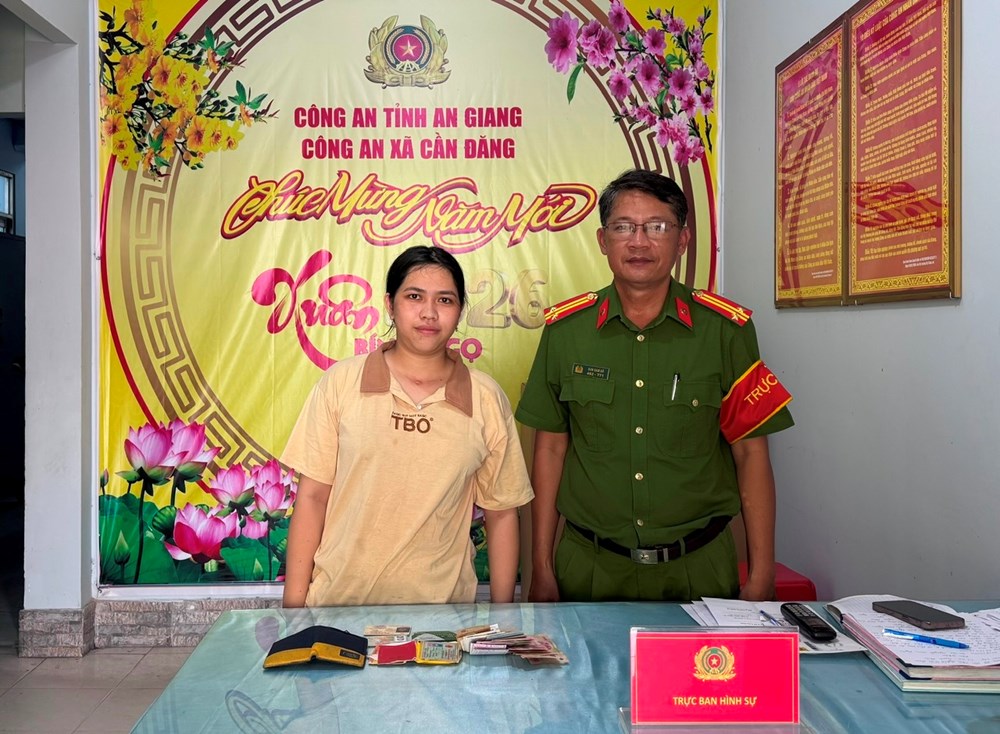 Người bán vé số khuyết tật nhặt được ví tiền, mang đến công an tìm người trả lại - ảnh 2