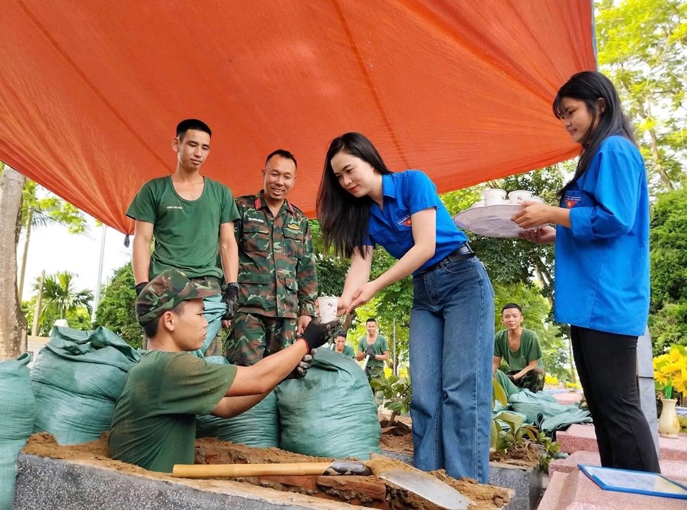 Tiếp sức cán bộ, chiến sĩ làm nhiệm vụ tại Nghĩa trang liệt sĩ Độc Lập - ảnh 4