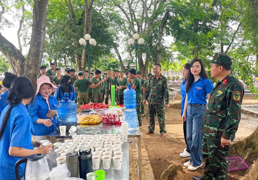 Tiếp sức cán bộ, chiến sĩ làm nhiệm vụ tại Nghĩa trang liệt sĩ Độc Lập - ảnh 1