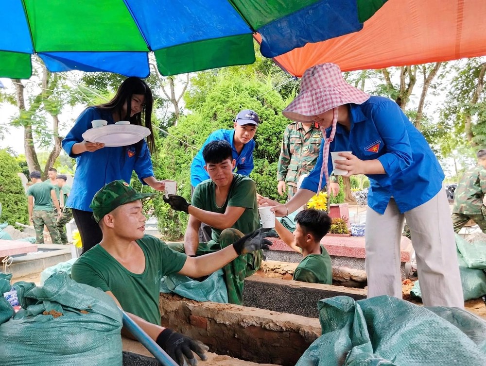 Tiếp sức cán bộ, chiến sĩ làm nhiệm vụ tại Nghĩa trang liệt sĩ Độc Lập - ảnh 2