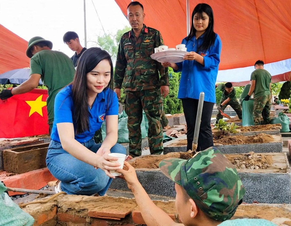 Tiếp sức cán bộ, chiến sĩ làm nhiệm vụ tại Nghĩa trang liệt sĩ Độc Lập - ảnh 3