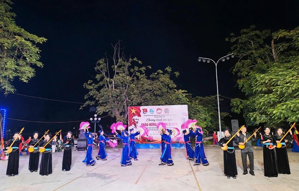 Tiếng Then ngân vang trên phố đi bộ Minh Xuân - ảnh 1