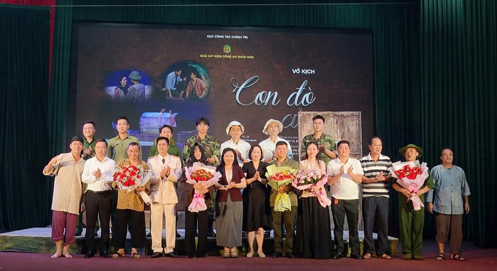 “Con đò của mẹ” lan tỏa lòng yêu nước đến khán giả vùng cao Thuận Châu - ảnh 1
