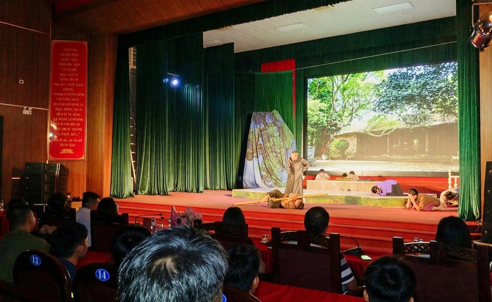 “Con đò của mẹ” lan tỏa lòng yêu nước đến khán giả vùng cao Thuận Châu - ảnh 2