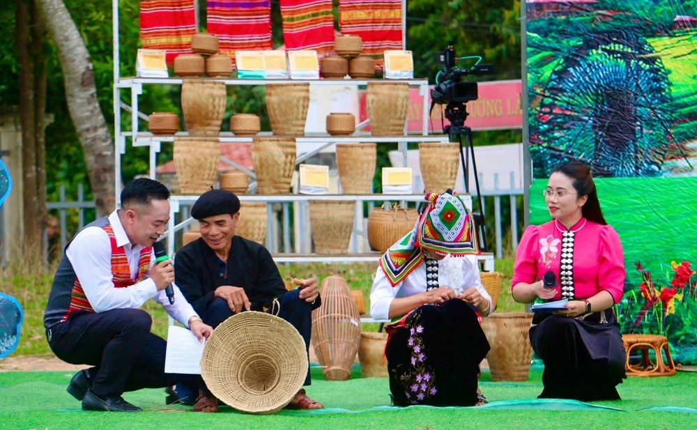 Lan tỏa di sản văn hóa các dân tộc ở Bó Sinh đến công chúng - ảnh 6