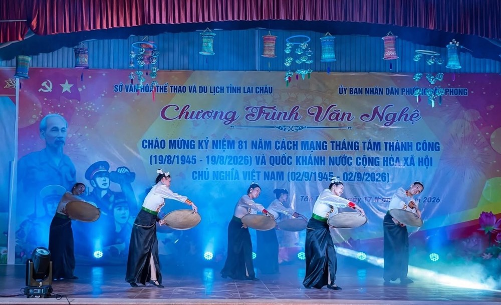 Lao Tỷ Phùng rộn ràng đêm văn nghệ chào mừng Quốc khánh 2.9 - ảnh 3