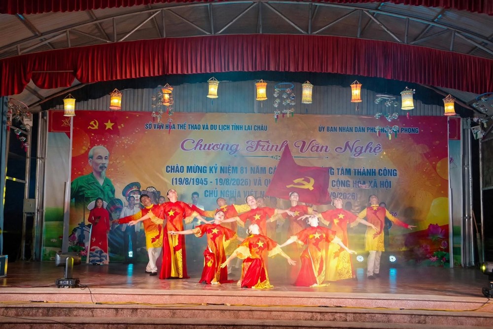 Lao Tỷ Phùng rộn ràng đêm văn nghệ chào mừng Quốc khánh 2.9 - ảnh 5