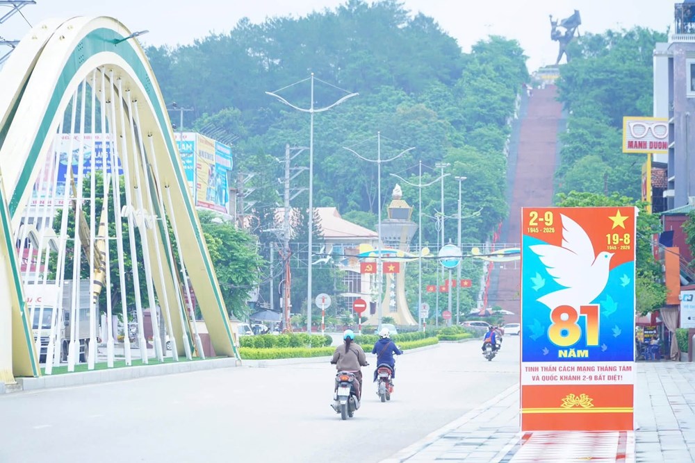 Điện Biên rực rỡ sắc màu chào mừng 81 năm Quốc khánh 2.9 - ảnh 1