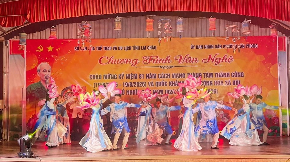 Lao Tỷ Phùng rộn ràng đêm văn nghệ chào mừng Quốc khánh 2.9 - ảnh 2