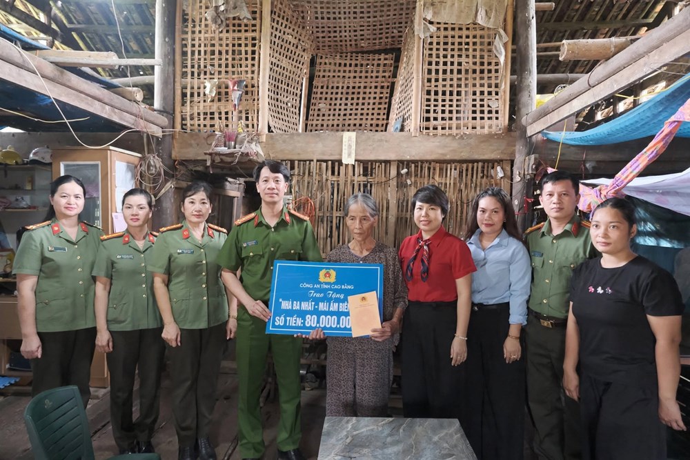Công an Cao Bằng trao 80 triệu đồng xây “Mái ấm biên cương” cho hộ nghèo - ảnh 1