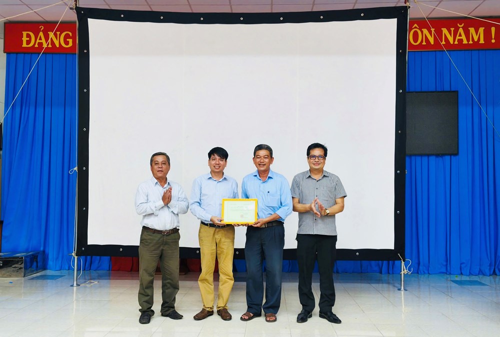 Chiếu phim cách mạng phục vụ nhân dân trên quê hương Bác Tôn - ảnh 2
