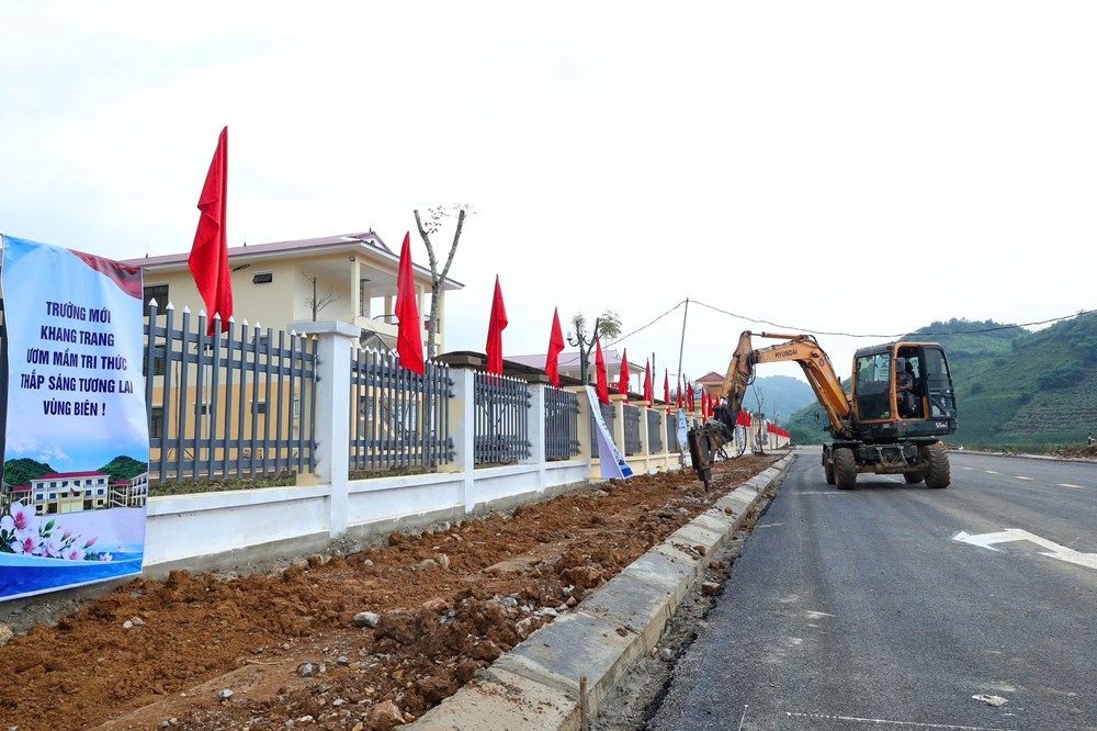 Rộn ràng đón ngôi trường mới nơi vùng biên giới Yên Sơn - ảnh 11