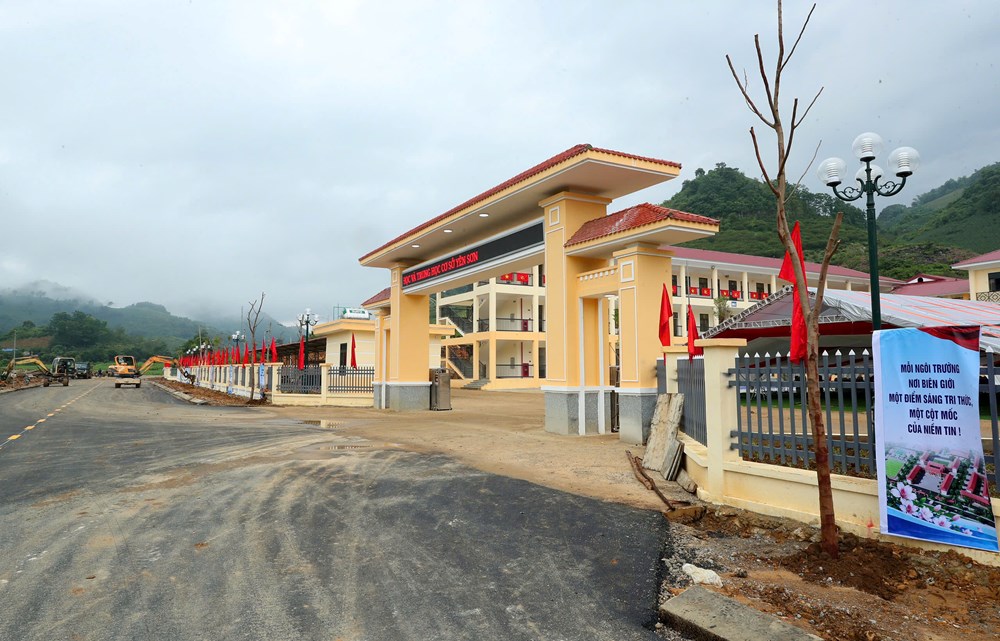 Rộn ràng đón ngôi trường mới nơi vùng biên giới Yên Sơn - ảnh 19