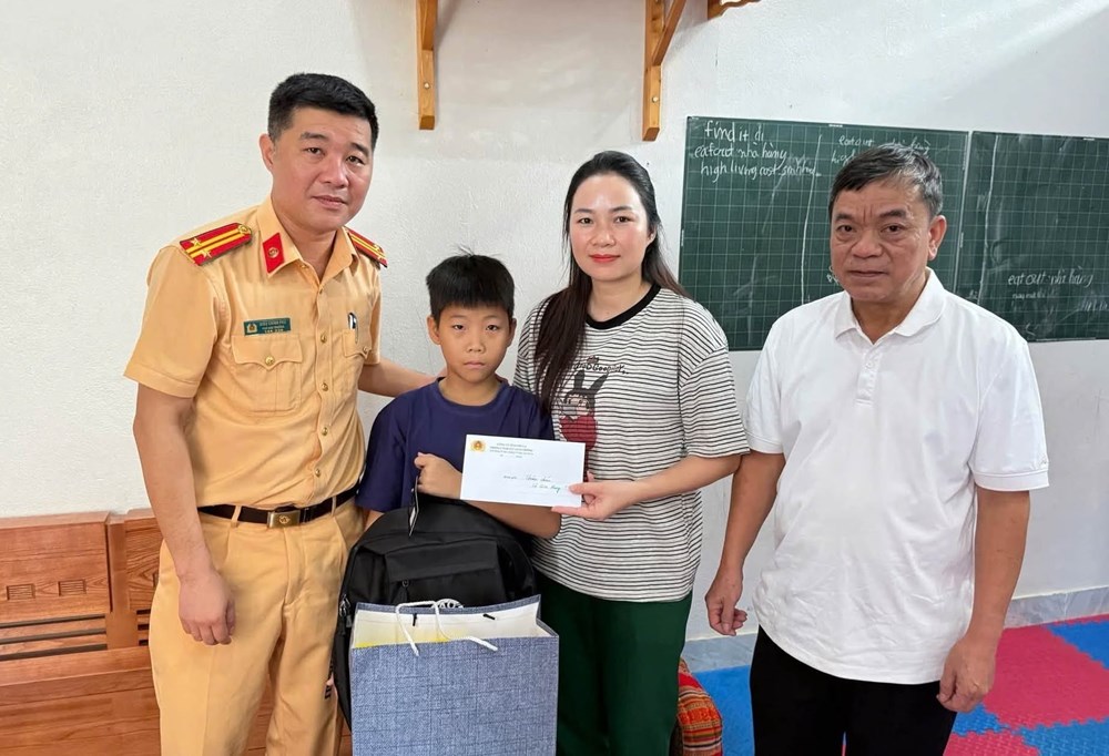 Cảnh sát giao thông Sơn La hỗ trợ 13 trẻ em khó khăn trước năm học mới - ảnh 2