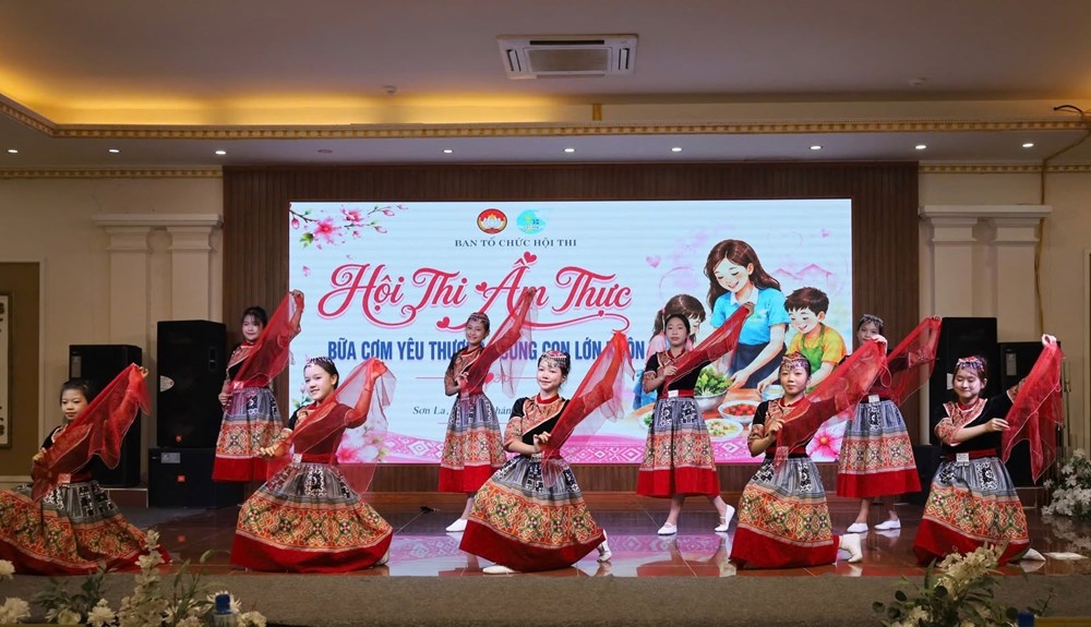Ấm áp “Bữa cơm yêu thương” với trẻ em khó khăn ở Sơn La - ảnh 1