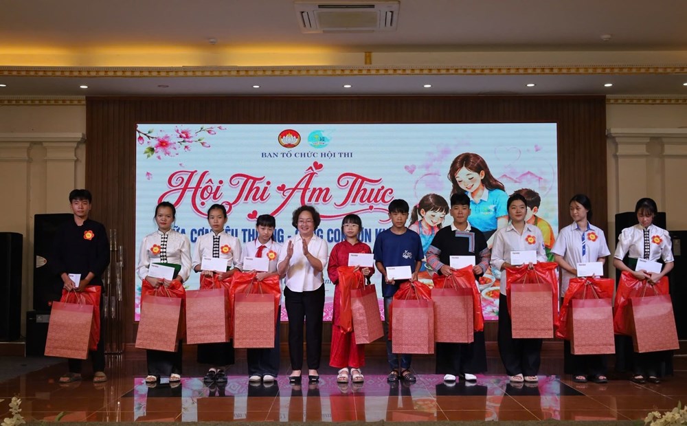 Ấm áp “Bữa cơm yêu thương” với trẻ em khó khăn ở Sơn La - ảnh 6