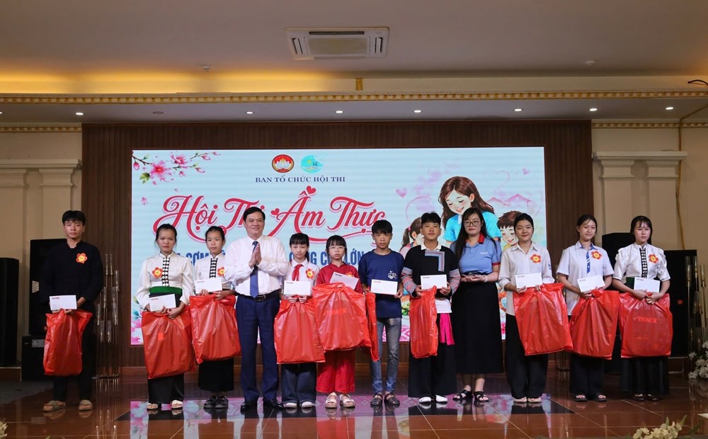 Ấm áp “Bữa cơm yêu thương” với trẻ em khó khăn ở Sơn La - ảnh 5