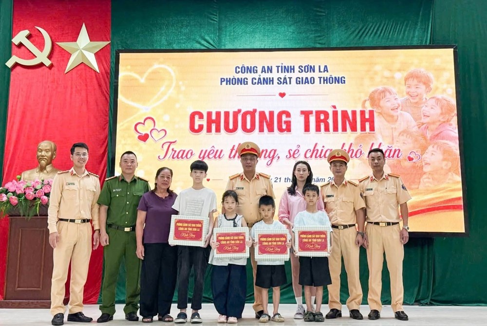 Cảnh sát giao thông Sơn La hỗ trợ 13 trẻ em khó khăn trước năm học mới - ảnh 1