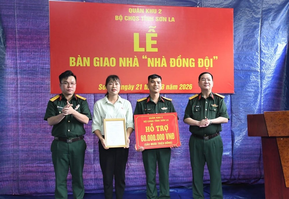 Bàn giao “Nhà đồng đội” tặng gia đình quân nhân tại phường Tô Hiệu - ảnh 1