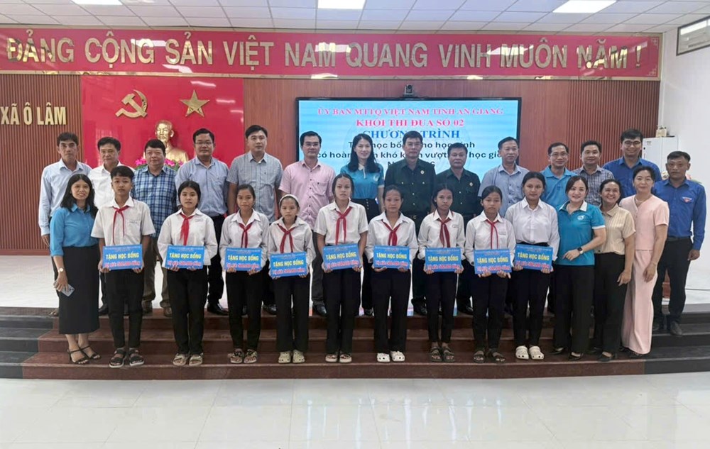 Trao 50 suất học bổng trên quê hương Nữ Anh hùng dân tộc Khmer - ảnh 1