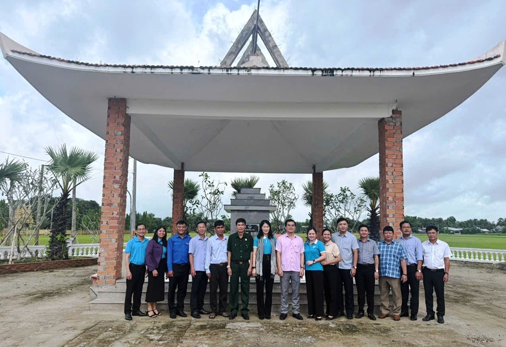 Trao 50 suất học bổng trên quê hương Nữ Anh hùng dân tộc Khmer - ảnh 2
