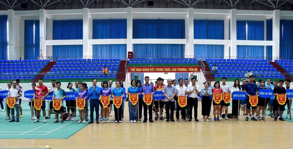 Gần 150 VĐV tranh tài tại Giải Cầu lông công nhân, viên chức, lao động Lai Châu - ảnh 1