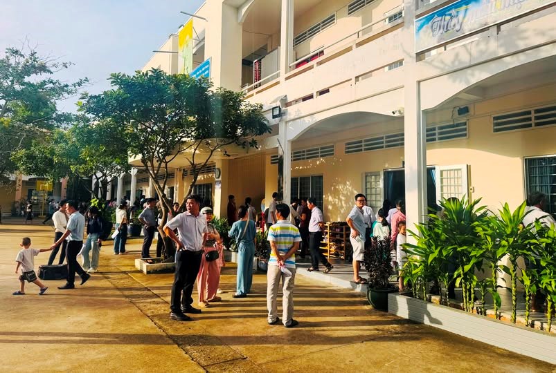 Học sinh ở An Giang rộn ràng ngày đầu tựu trường - ảnh 4