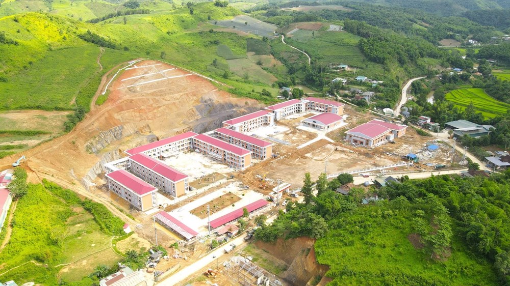 Vùng biên Núa Ngam tất bật chỉnh trang trường lớp, sẵn sàng đón năm học mới - ảnh 1