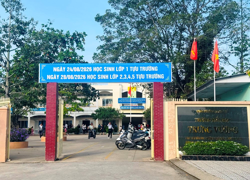 Học sinh ở An Giang rộn ràng ngày đầu tựu trường - ảnh 1