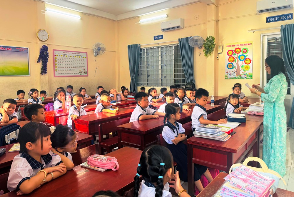 Học sinh ở An Giang rộn ràng ngày đầu tựu trường - ảnh 3