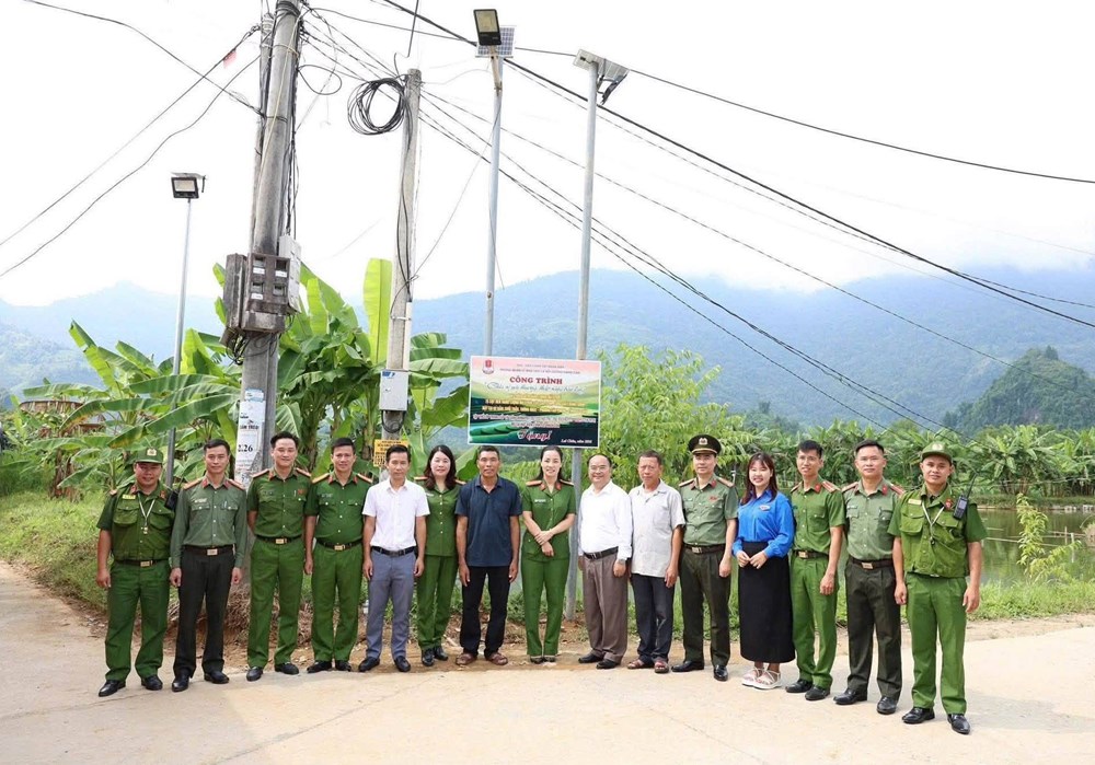 Lai Châu: Thắp sáng đường bản, xây dựng khu dân cư an toàn, văn minh - ảnh 1