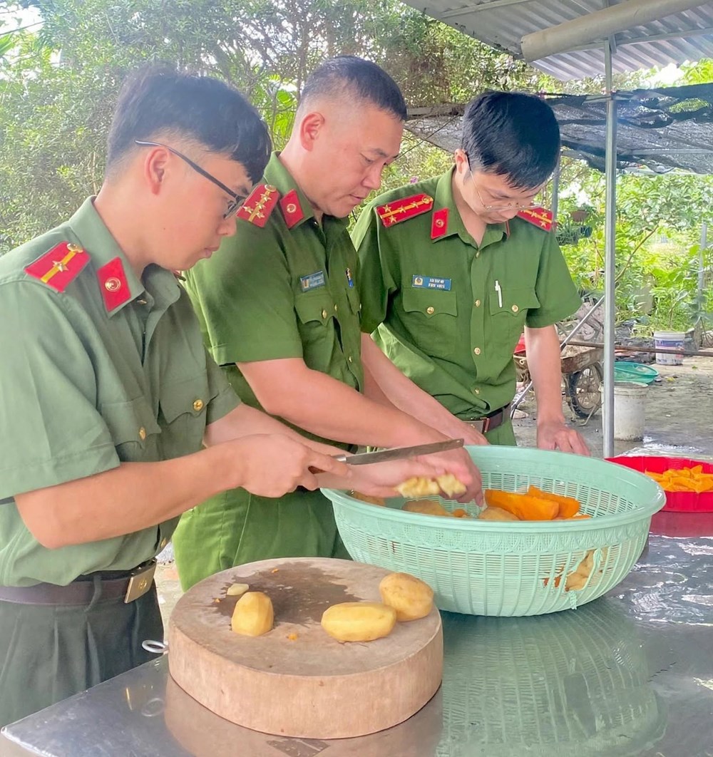 Công an xã Văn Chấn lan tỏa yêu thương từ những suất cháo nghĩa tình - ảnh 3