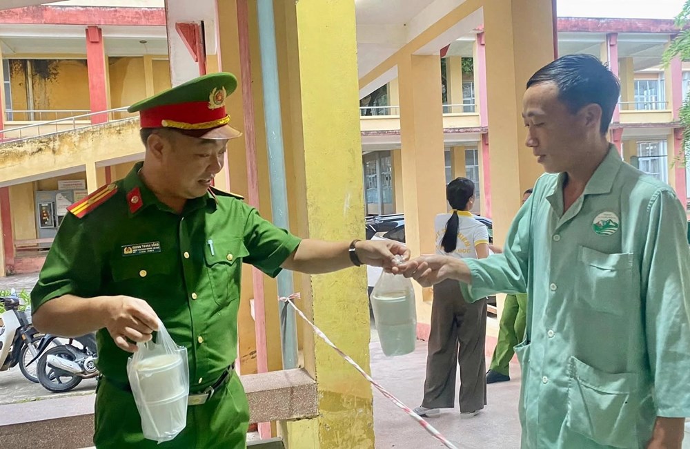 Công an xã Văn Chấn lan tỏa yêu thương từ những suất cháo nghĩa tình - ảnh 10