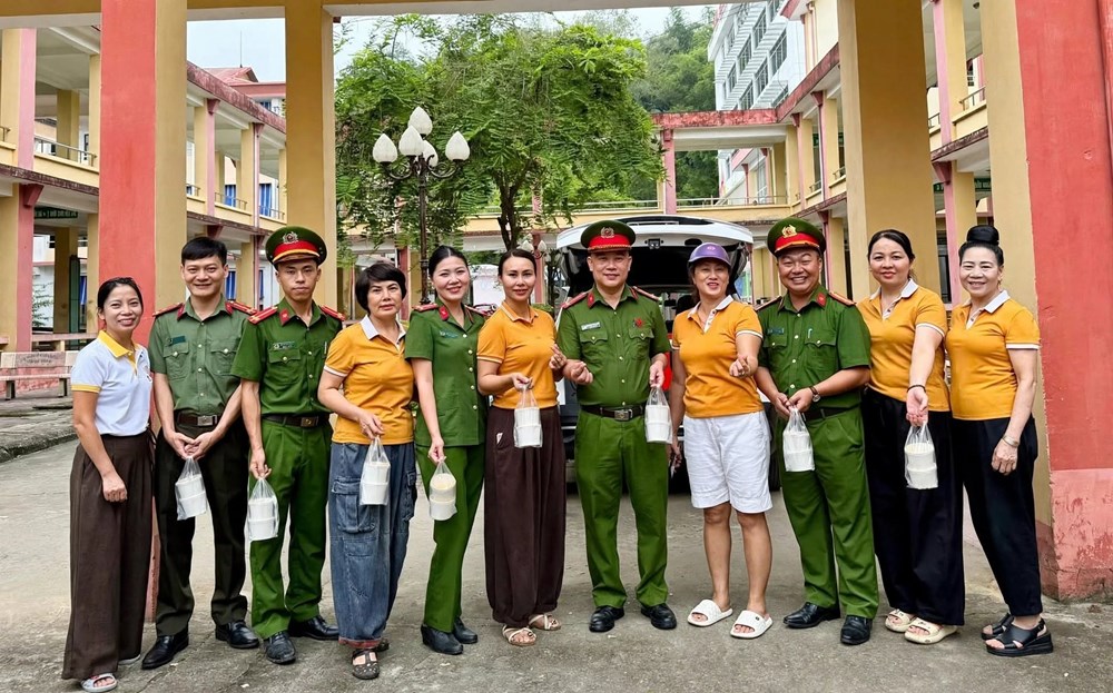 Công an xã Văn Chấn lan tỏa yêu thương từ những suất cháo nghĩa tình - ảnh 1