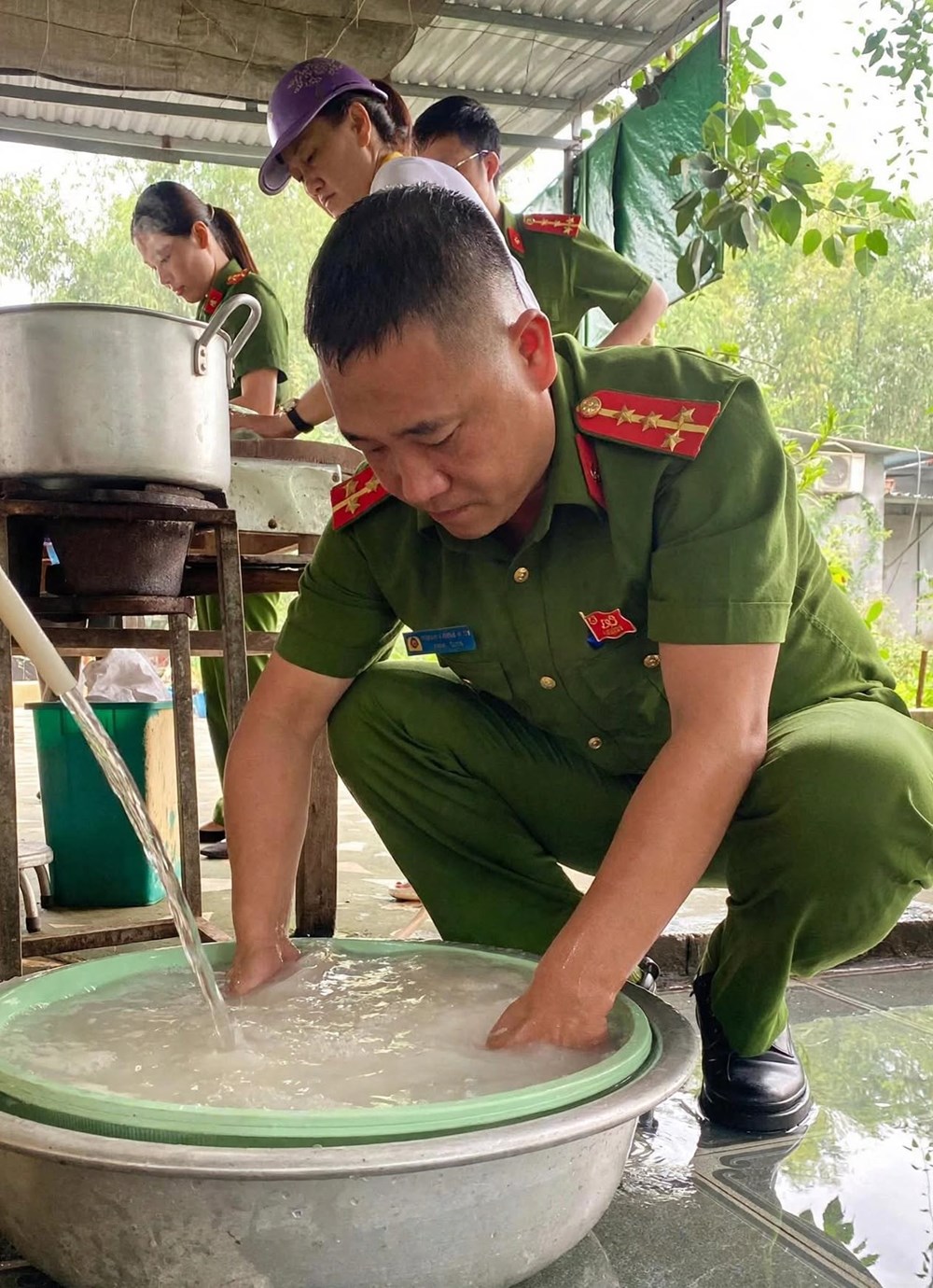 Công an xã Văn Chấn lan tỏa yêu thương từ những suất cháo nghĩa tình - ảnh 2