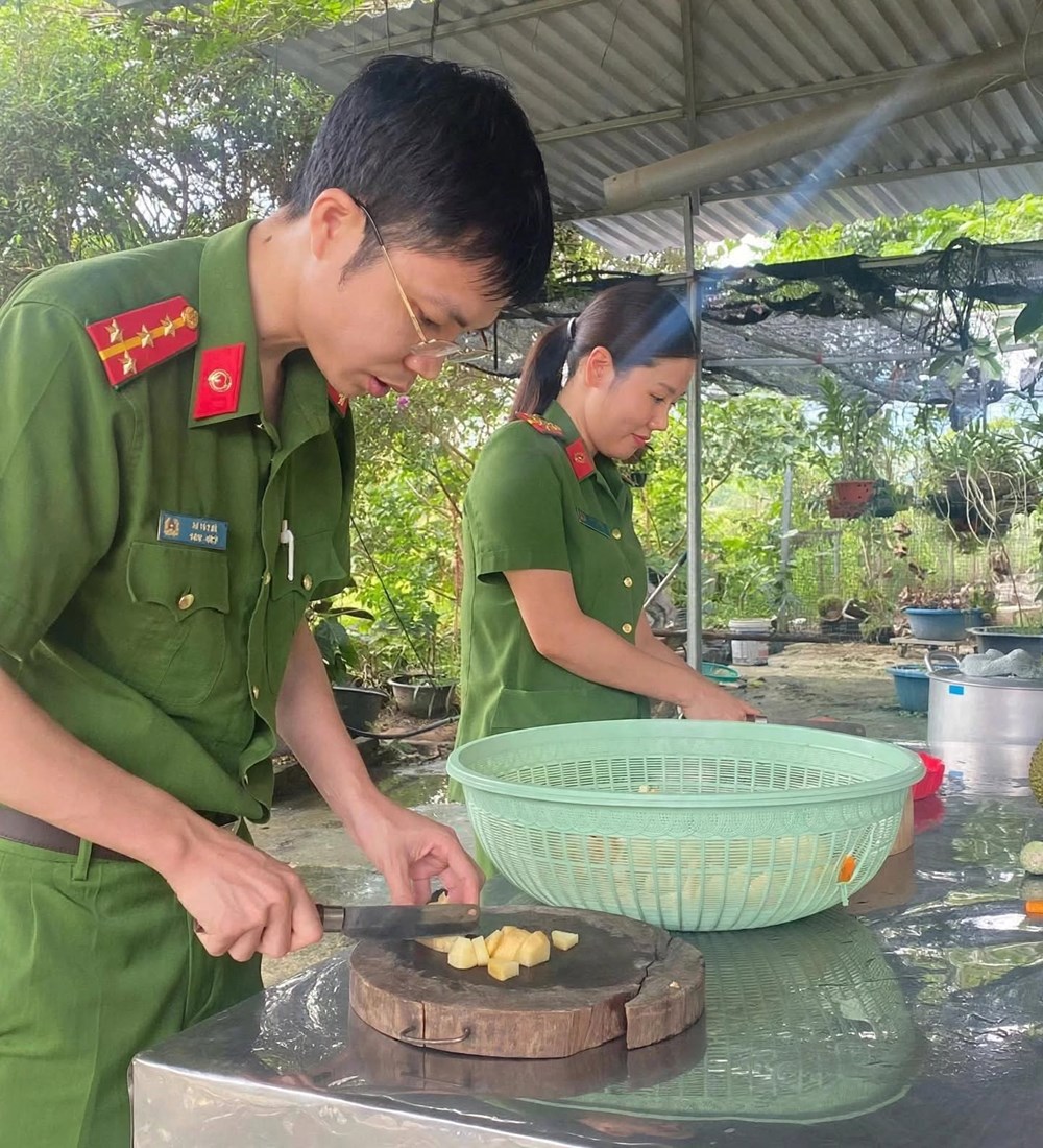 Công an xã Văn Chấn lan tỏa yêu thương từ những suất cháo nghĩa tình - ảnh 5