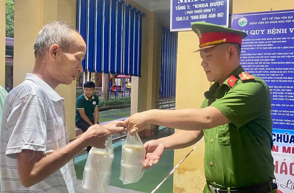 Công an xã Văn Chấn lan tỏa yêu thương từ những suất cháo nghĩa tình - ảnh 9