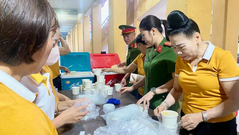 Công an xã Văn Chấn lan tỏa yêu thương từ những suất cháo nghĩa tình - ảnh 7