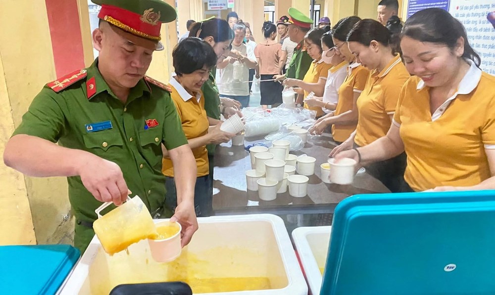 Công an xã Văn Chấn lan tỏa yêu thương từ những suất cháo nghĩa tình - ảnh 8