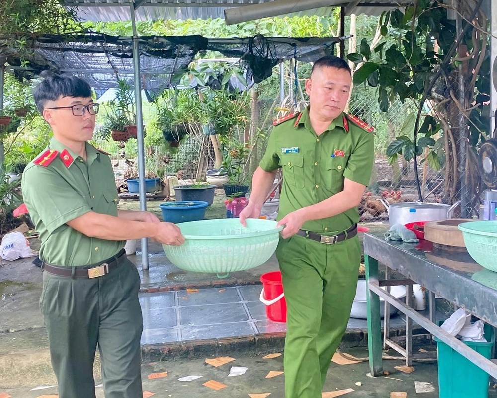 Công an xã Văn Chấn lan tỏa yêu thương từ những suất cháo nghĩa tình - ảnh 4