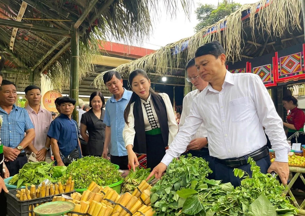 Phiên chợ vùng cao Muổi Nọi hút du khách dịp Quốc khánh 2.9 - ảnh 1