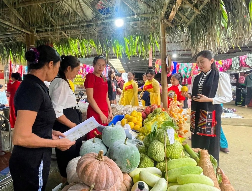 Phiên chợ vùng cao Muổi Nọi hút du khách dịp Quốc khánh 2.9 - ảnh 2