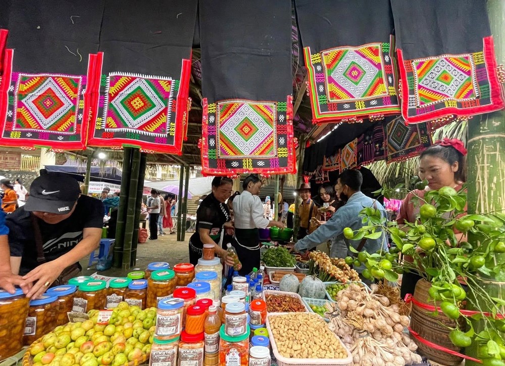 Phiên chợ vùng cao Muổi Nọi hút du khách dịp Quốc khánh 2.9 - ảnh 4