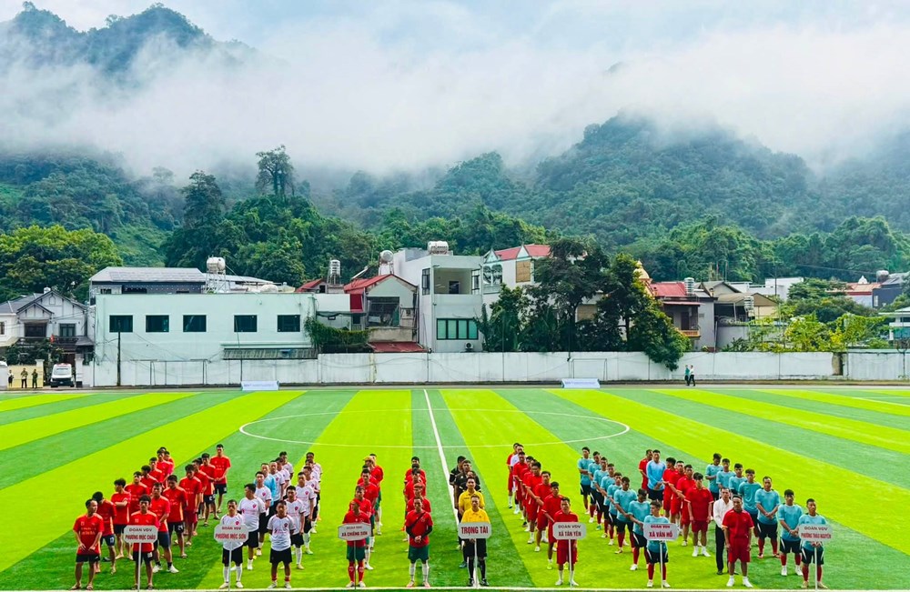 Sôi động giải bóng đá nam dân tộc Mông ở Mộc Châu - ảnh 1