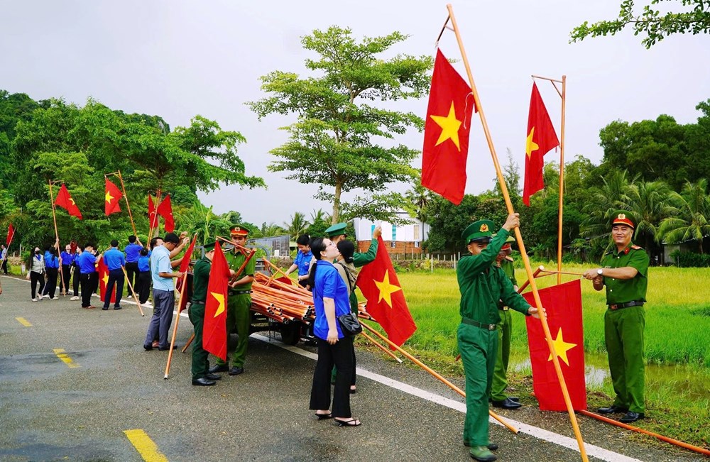 Hà Tiên rực rỡ “Sắc cờ nơi biên cương” đón Tết Độc lập - ảnh 1