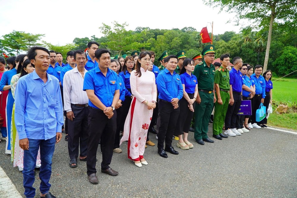 Hà Tiên rực rỡ “Sắc cờ nơi biên cương” đón Tết Độc lập - ảnh 2