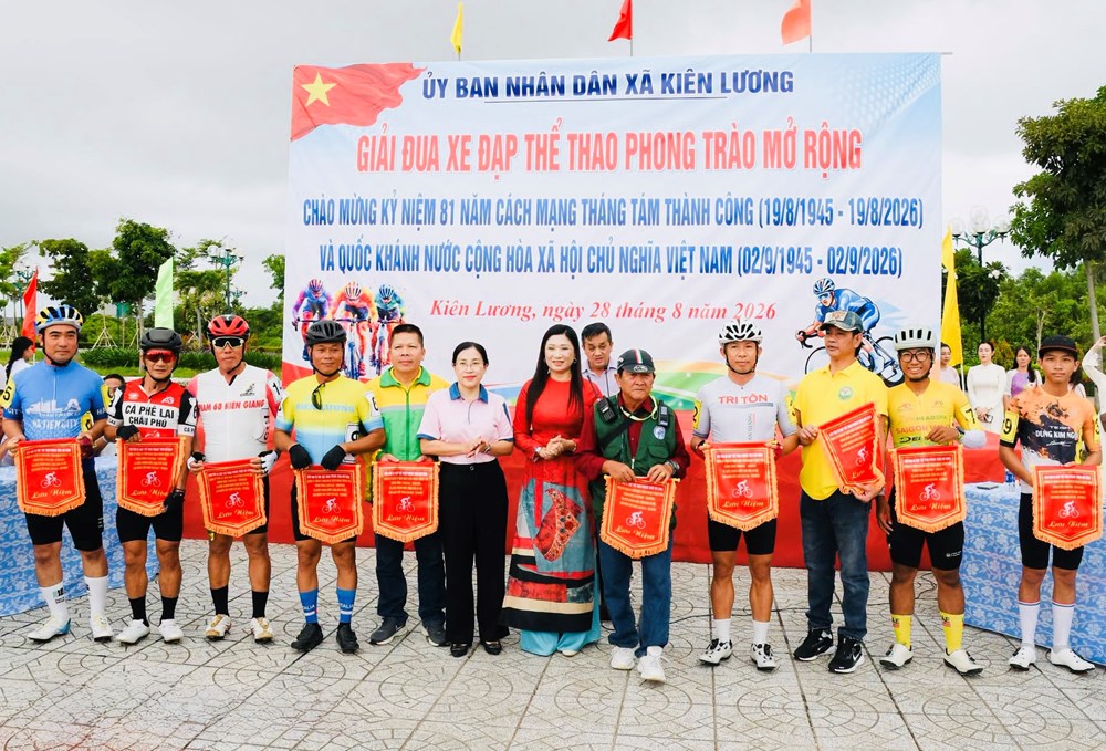 Sôi nổi giải đua xe đạp mừng Quốc khánh 2.9 ở An Giang - ảnh 2