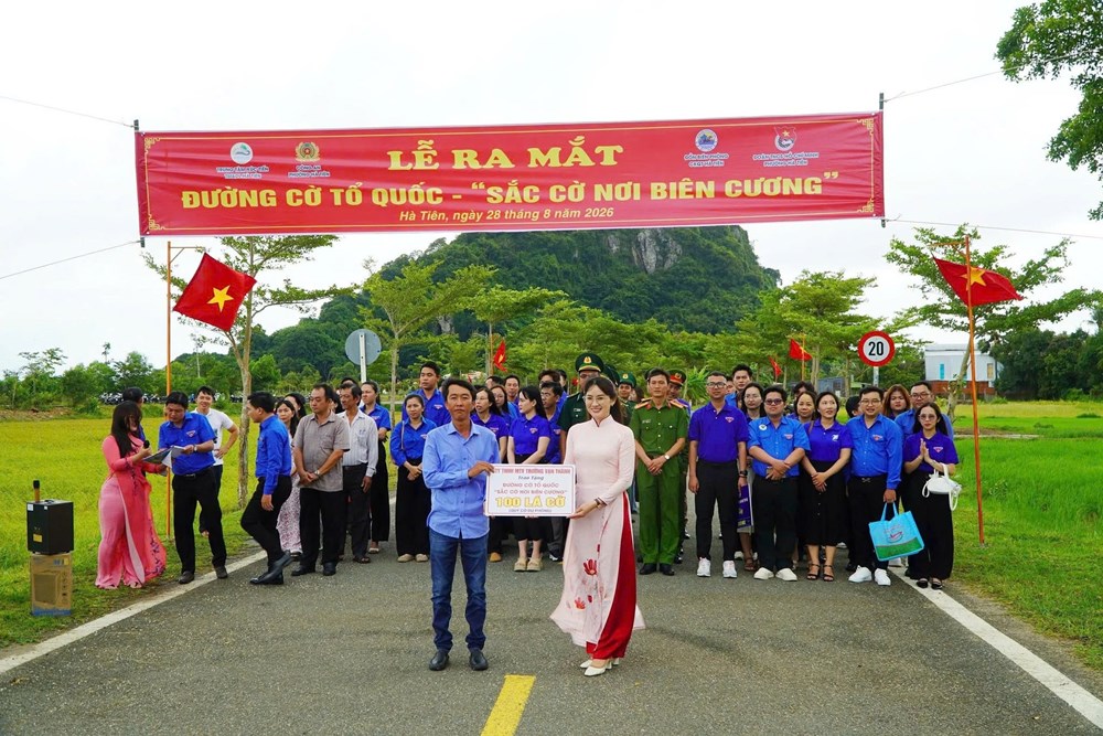 Hà Tiên rực rỡ “Sắc cờ nơi biên cương” đón Tết Độc lập - ảnh 3